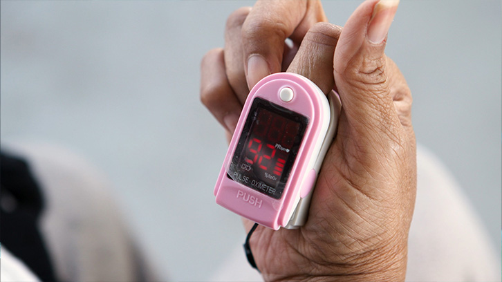 woman-using-pulse-oximeter