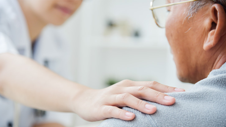 nurse-with-hand-on-patients-shoulder