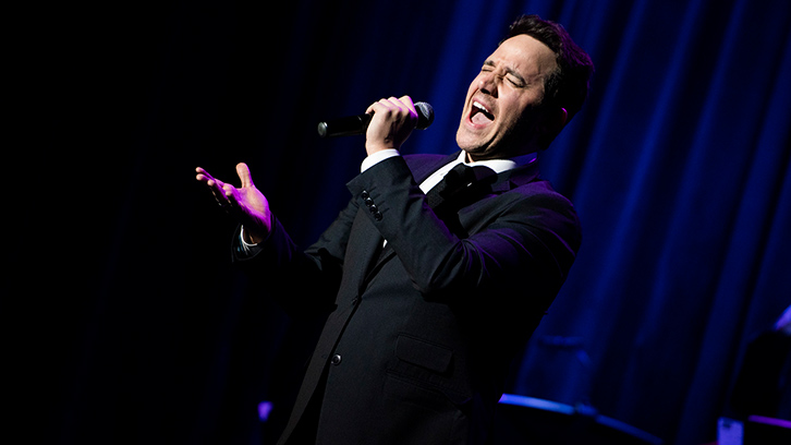 santino-fontana-singing