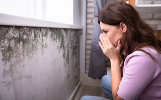 woman-finding-mold-at-home